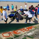 (上) みんなで協力しながら海岸清掃／(下) 内灘海岸で描くONE TEAMのGPSアート