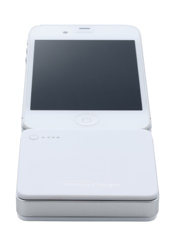 iPhoneやiPodなどドックコネクタを持つアップル製品向けの予備バッテリー「MacGizmo Extra Superior Battery Charger for iPhone/iPod」。iPhone 4S/4と同じカラーで幅や厚みを揃えており、装着時の一体感を実現している。