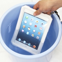 【上海問屋】お風呂やアウトドアで大活躍 iPad miniを水やホコリから護るかっこいいケース　販売開始