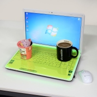 【上海問屋】ノートPCのキーボード上をテーブルにしてしまおう　乗り物に乗っている時など大変便利です　15インチノートPC用アクリルテーブル販売開始　