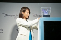 「Disney Mobile on docomo」新機種発売記念イベント　堀北真希さん 感激！「アナと雪の女王」オラフと遊べるホログラム体験！