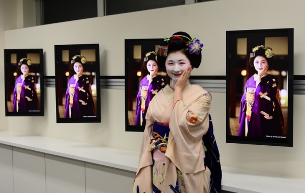 開催中の写真展「舞妓 ふく乃さん」に新たに東京撮影会の 4K 映像が登場! ――9 月 19 日(水)～29 日(土)、東京・銀座にて――