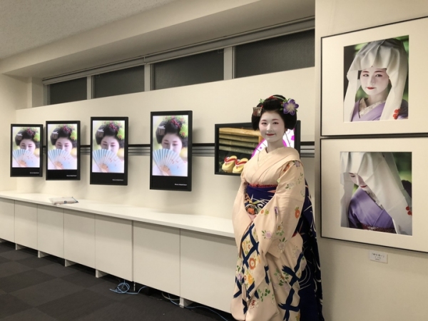 開催中の写真展「舞妓 ふく乃さん」に新たに東京撮影会の 4K 映像が登場! ――9 月 19 日(水)～29 日(土)、東京・銀座にて――