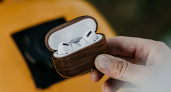 【品薄につき再入荷！】木製の手触りが魅力 OAKYWOOD WALNUT AirPods Pro Case【ワイヤレス充電対応／ストラップホール付／手作り】