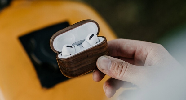 【大人気品薄！】木製の手触りが魅力 OAKYWOOD WALNUT AirPods Pro Caseを再入荷！【ワイヤレス充電対応／ストラップホール付／手作り】