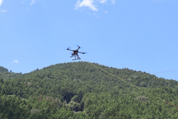 能登半島地震により寸断されたライフラインの復旧を、“運搬ドローン”で強力支援！浜松市のドローン運搬の企業が、光ファイバー・電線の通線工事のサポートを決定