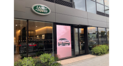 【導入事例】ランドローバー日比谷店にLEDビジョンを設置。デジタルならではの映像美で存在感を最大化。